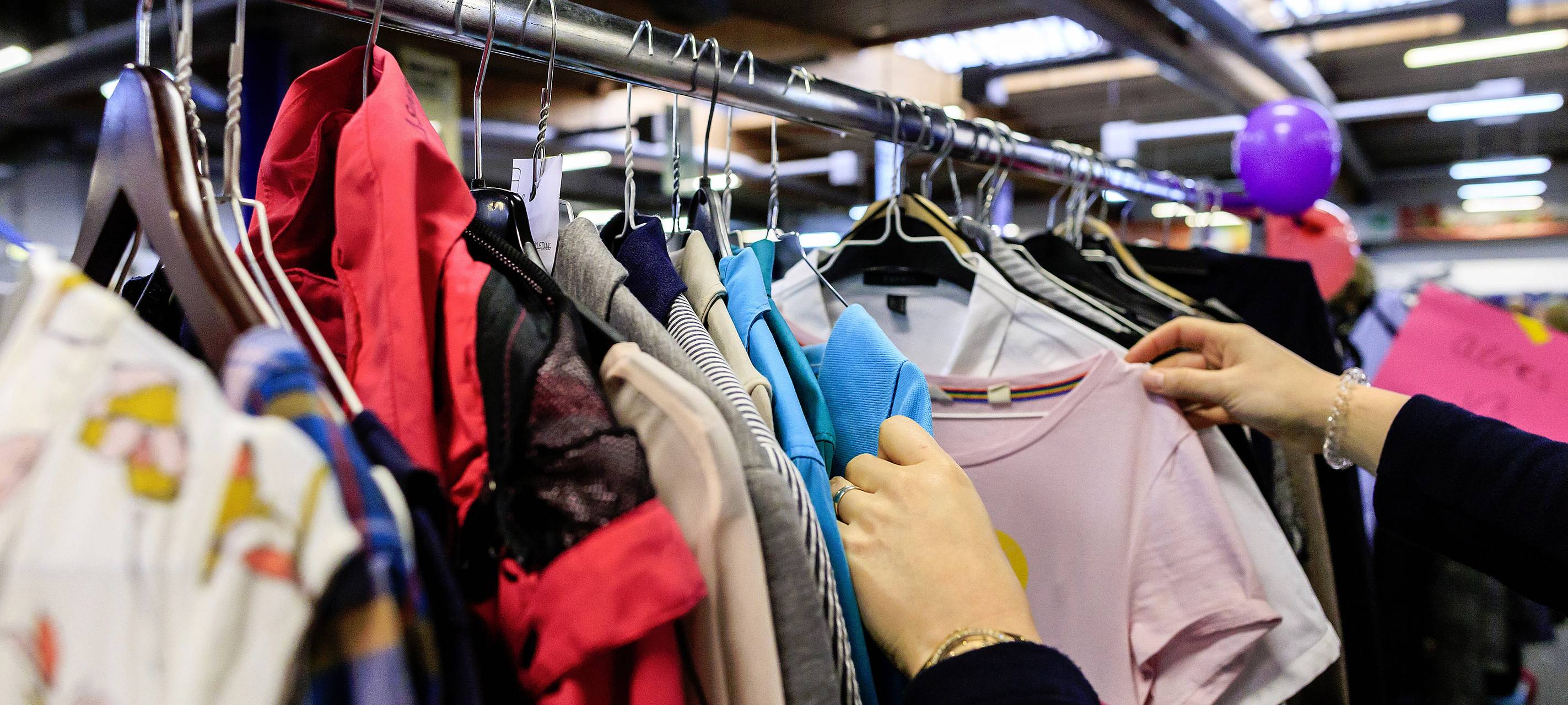 Kleidung auf einem Bügel.