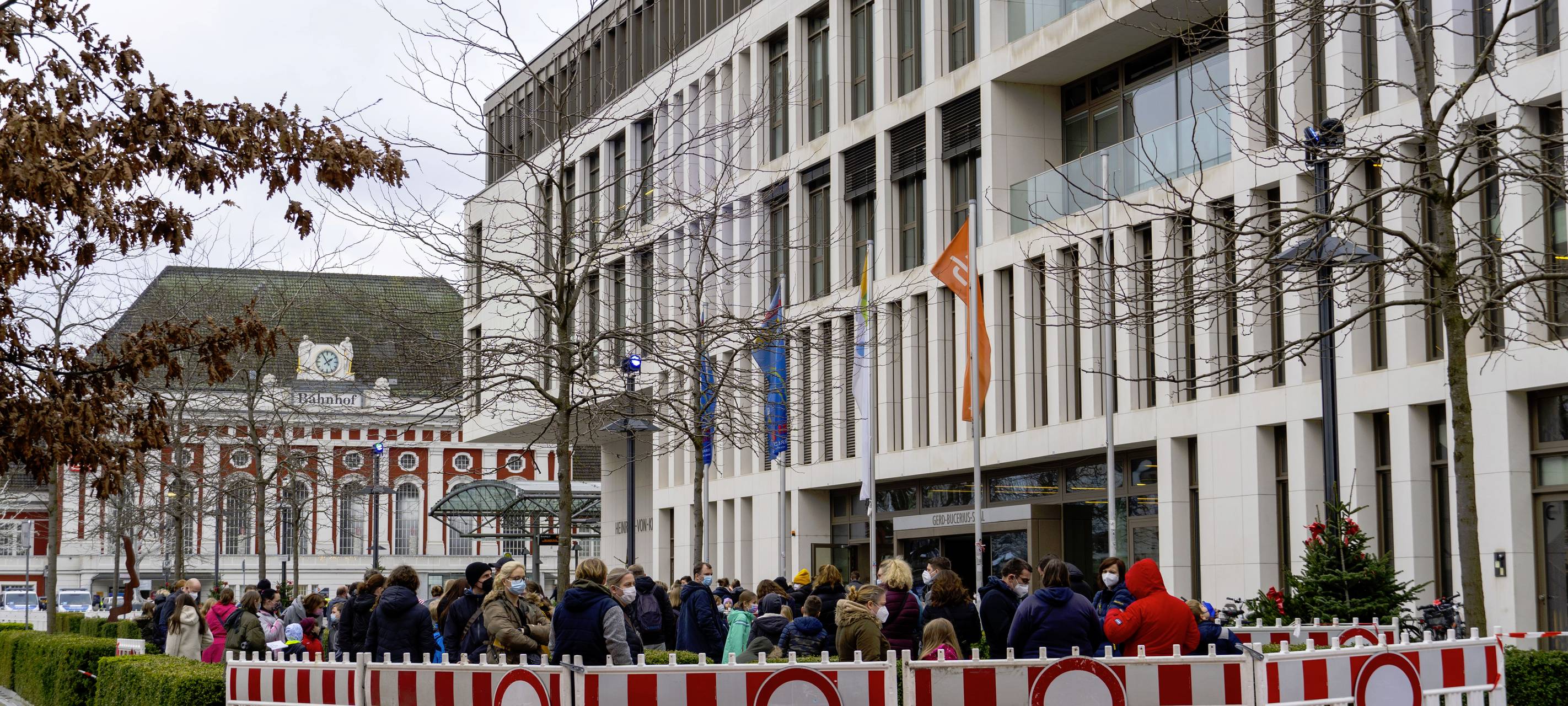 Kinder und Eltern stehen Schlange vor dem Kleist-Forum.