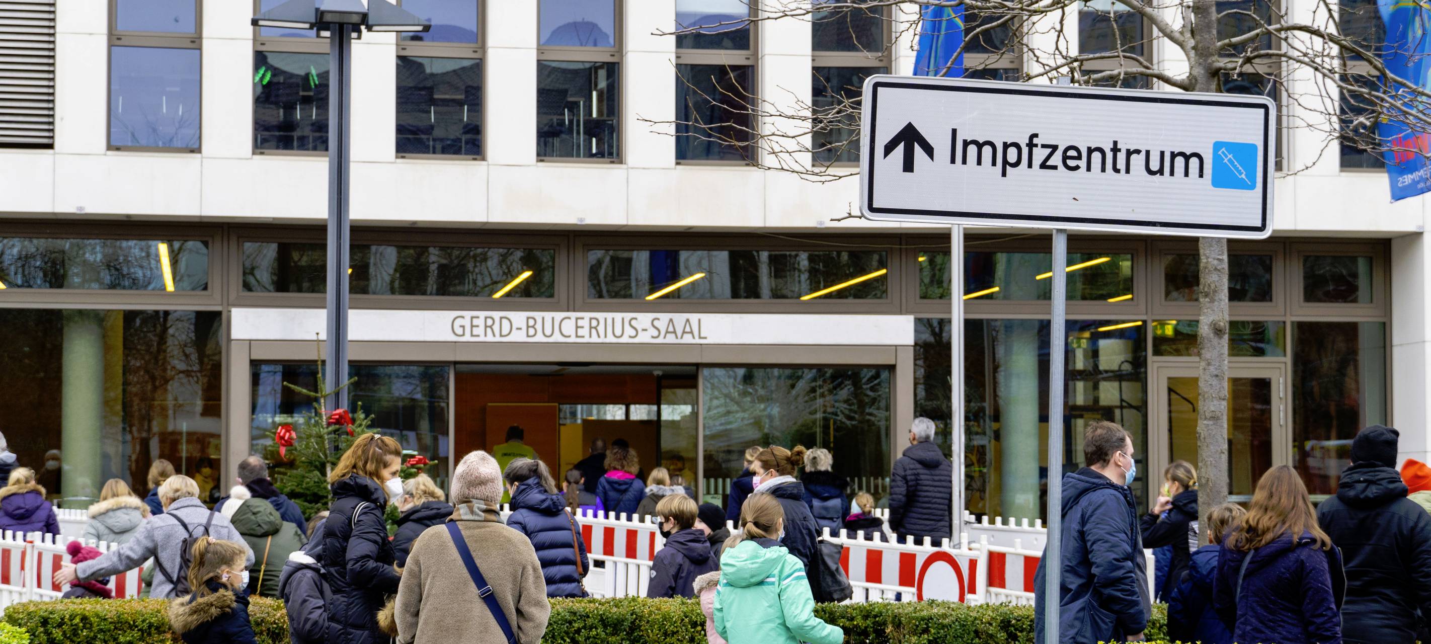 Kinder und Eltern stehen Schlange vor dem Kleist-Forum