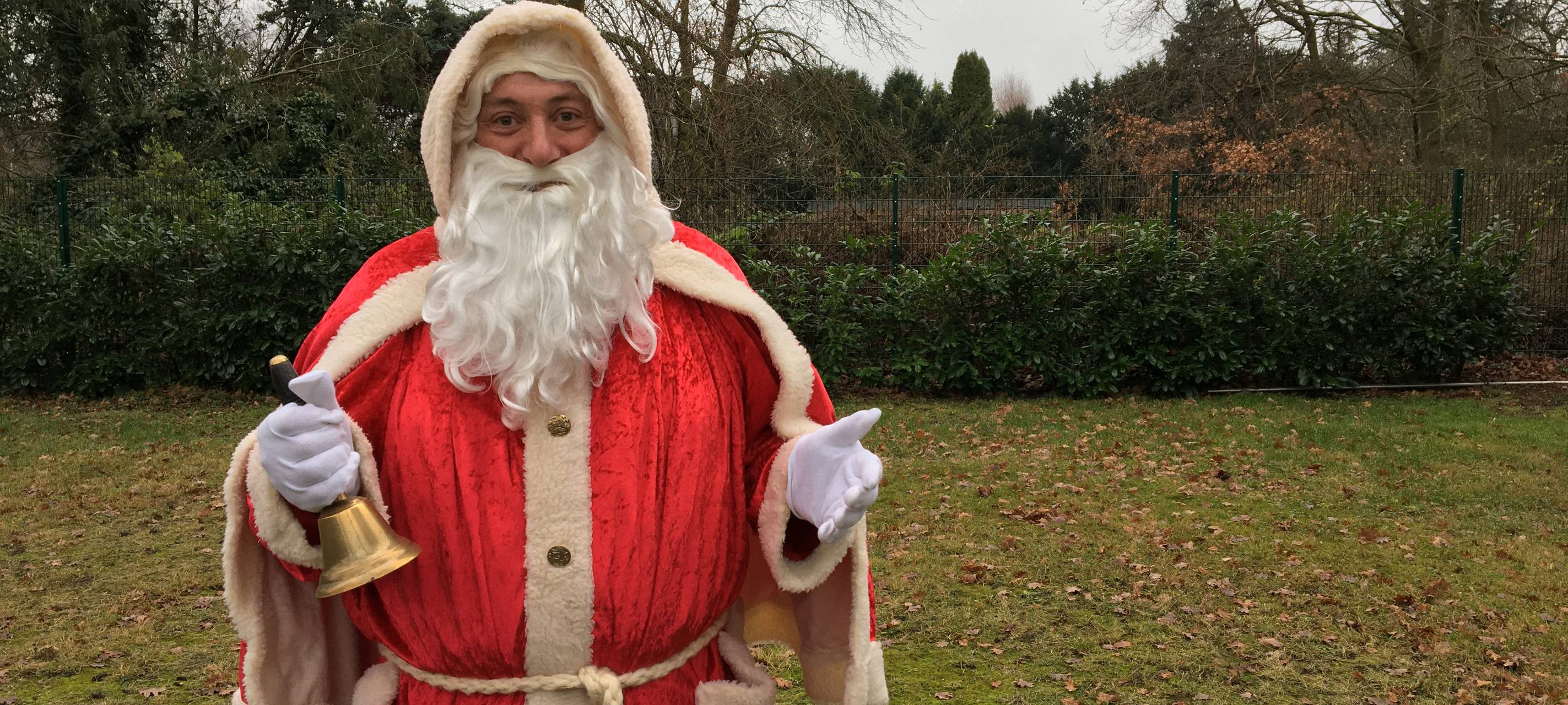 Ein Mann im Weihnachtsmann-Kostüm