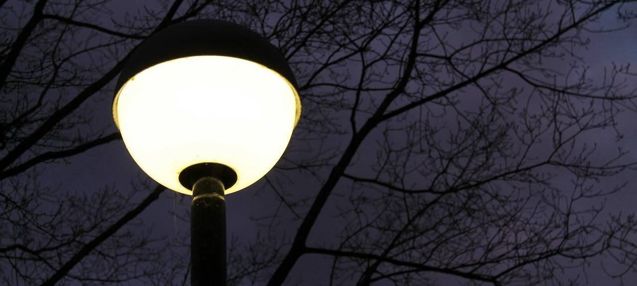 Eine Straßenlaterne im dunkeln