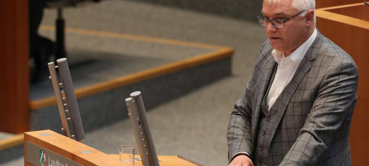 Ulrich Reuter am Rednerpult im Landtag.