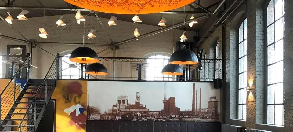 Leere Stühle und Tische.