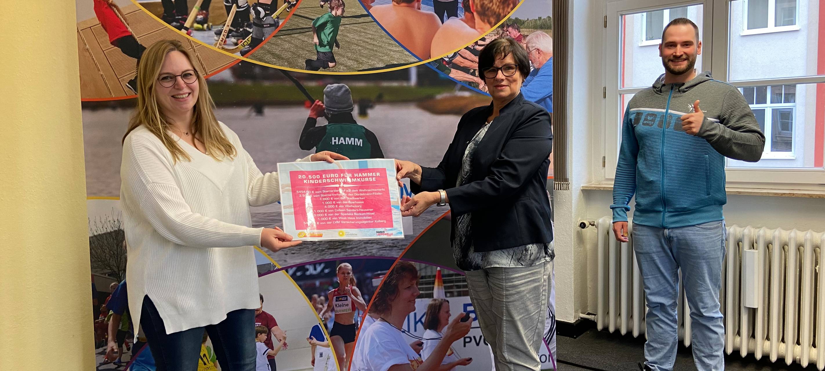 Lippewelle-Chefredakteurin Colleen Sanders übergibt den Spenden-Scheck an Angelika Schulze vom Stadtsportbund.