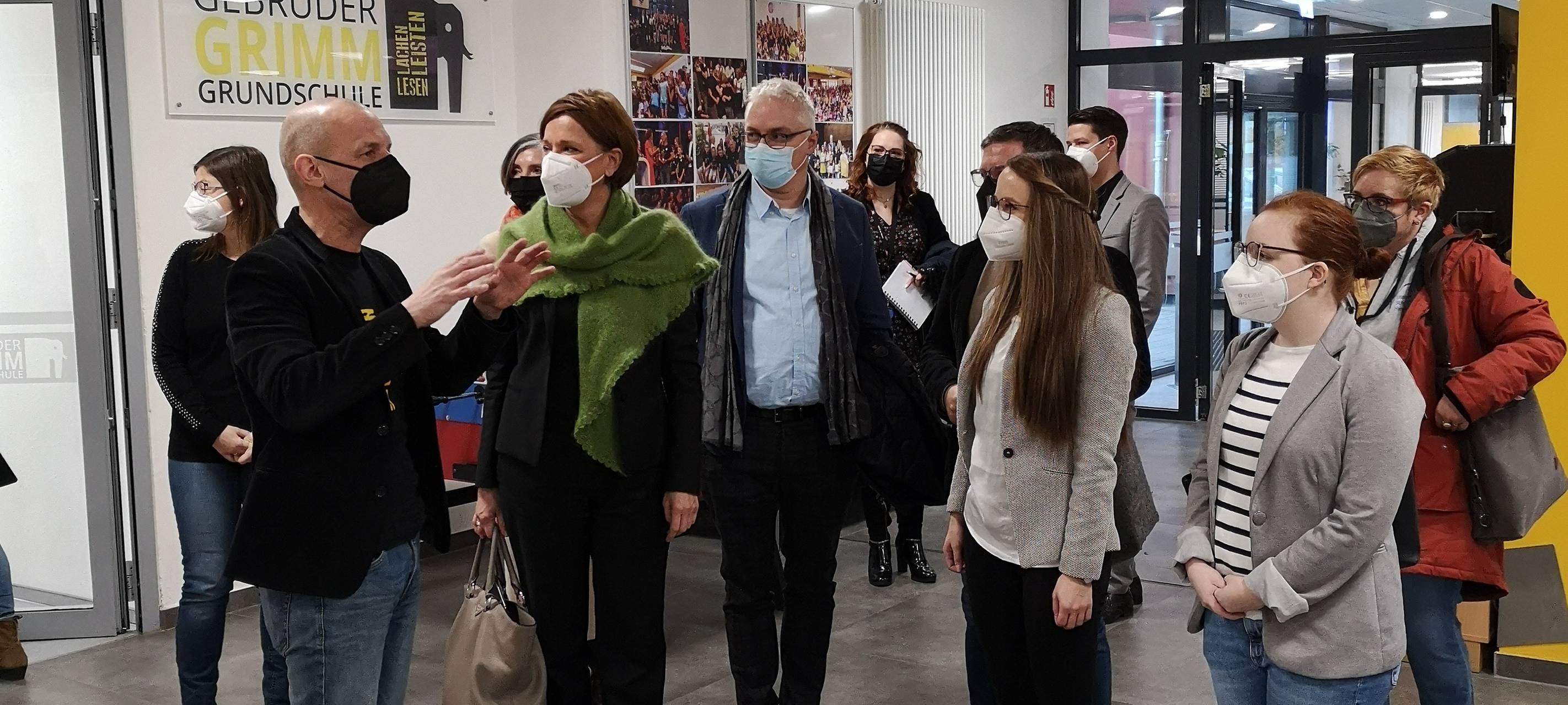Frau Gebauer mit Schulleiter der Gebrüder Grimm Schule im Foyer der Schule