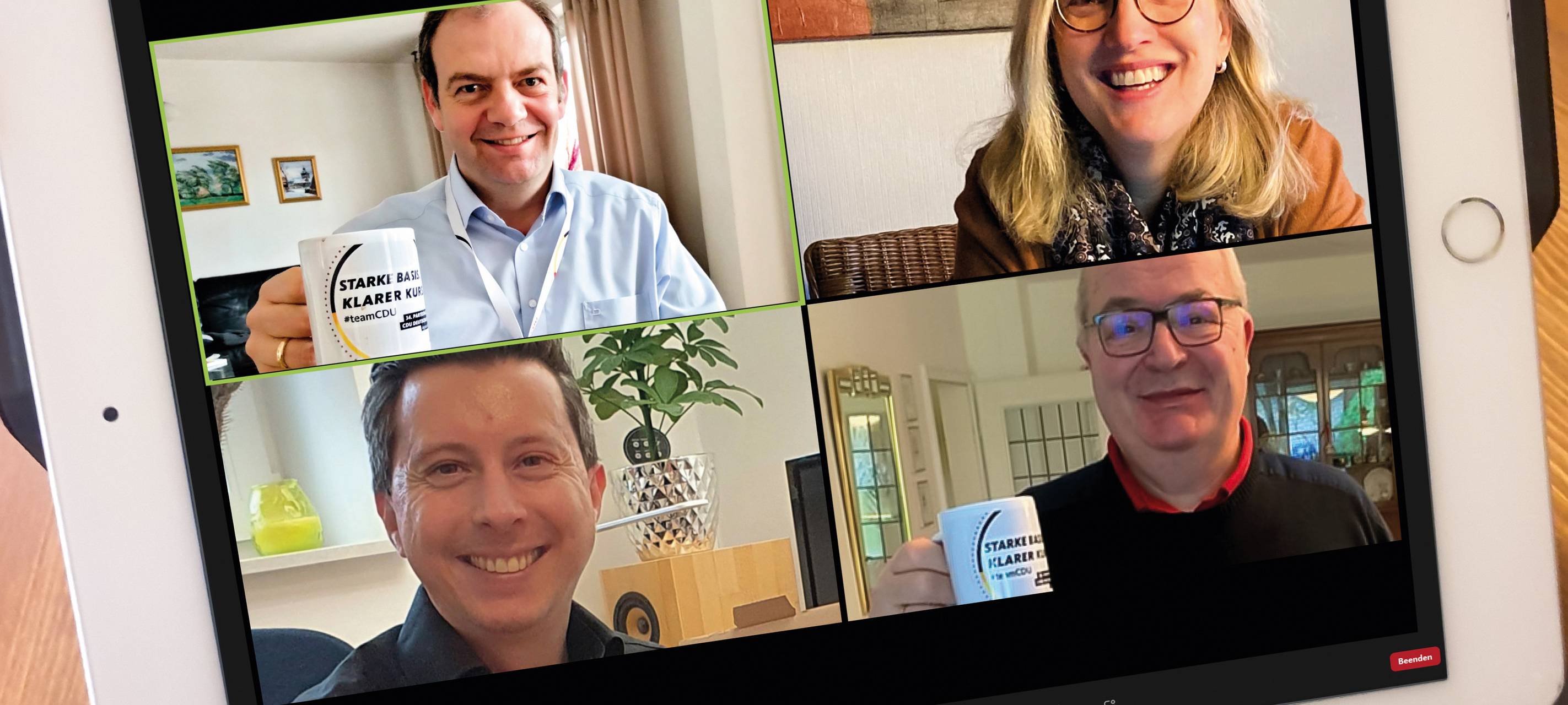 Vier Vertreter der Hammer CDU beim digitaler Parteitag über ein Tablet.