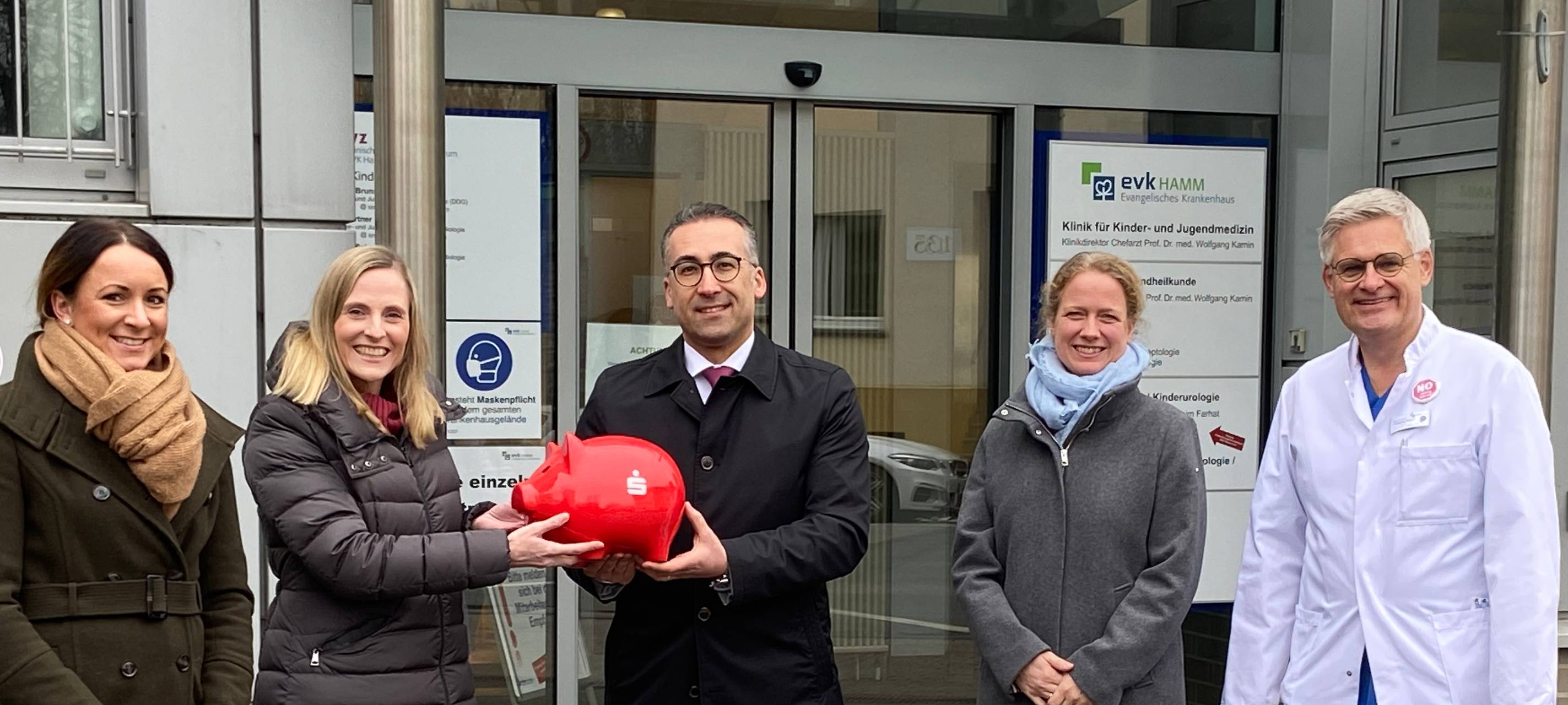Die Sparkasse Hamm übergibt eine Spende an die Kinder- und Jugendmedizin am EVK