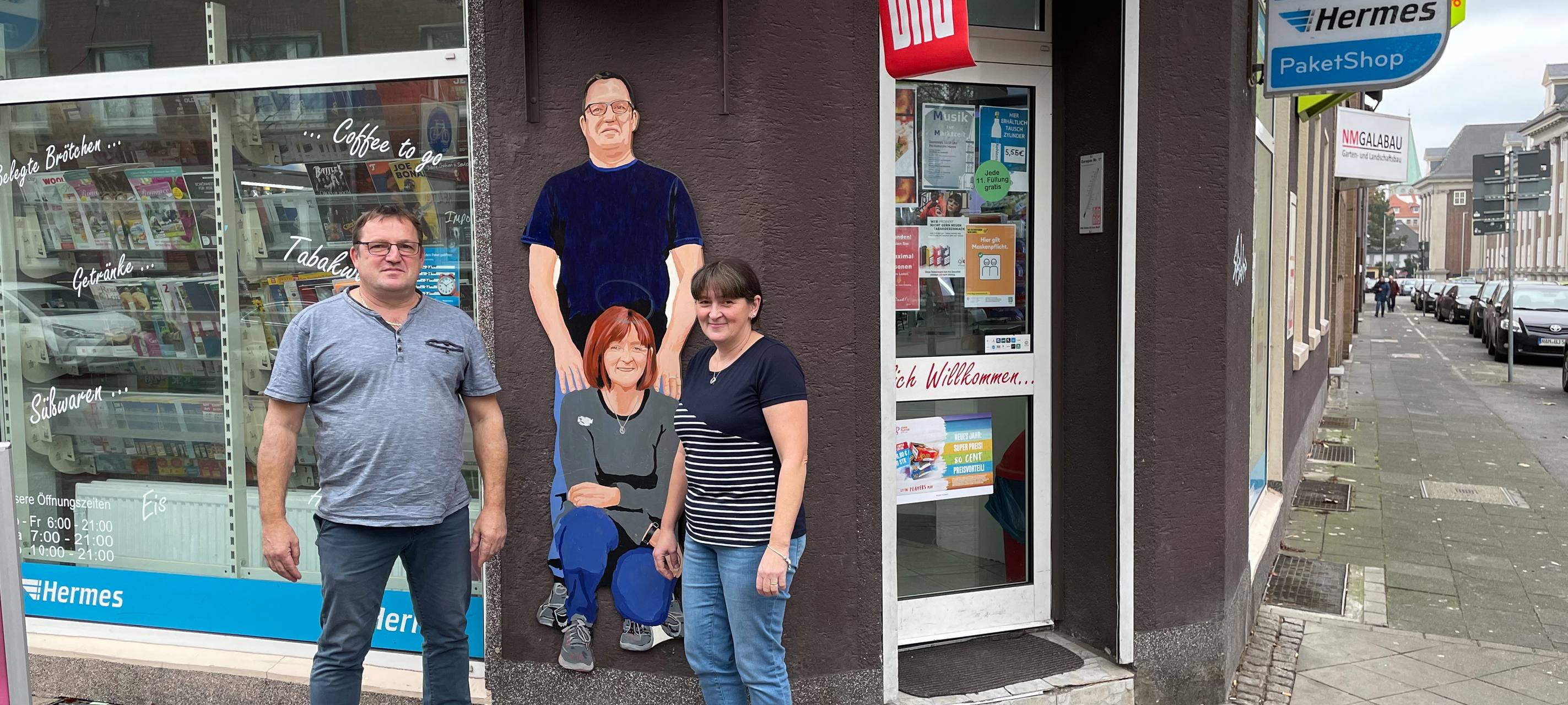 Die Plückebaums vor ihrem Kiosk.