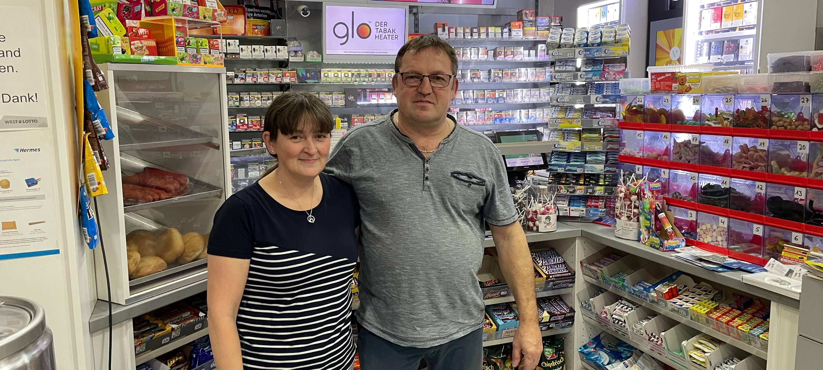 Ehepaar Plückebaum in ihrem Kiosk