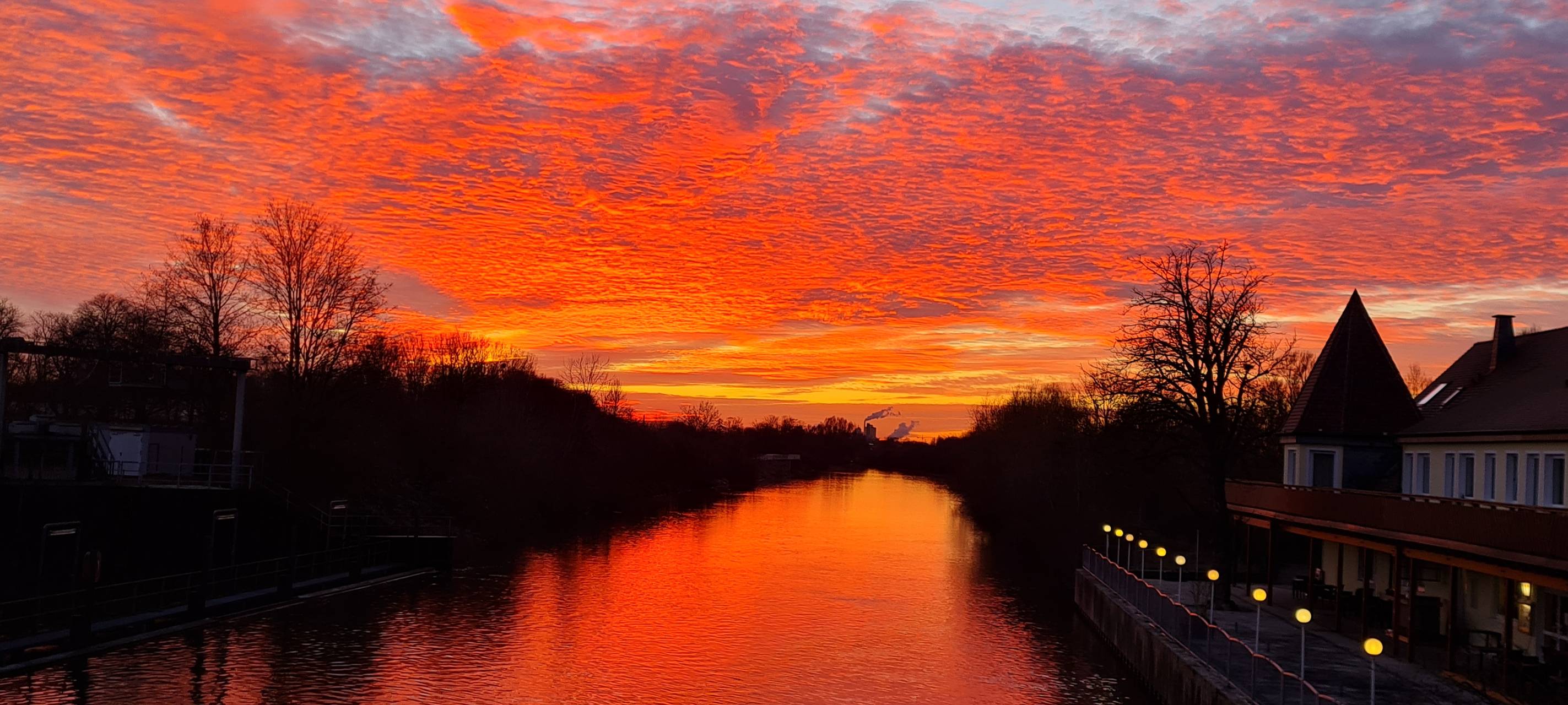 Der Kanal bei Sonnenuntergang.
