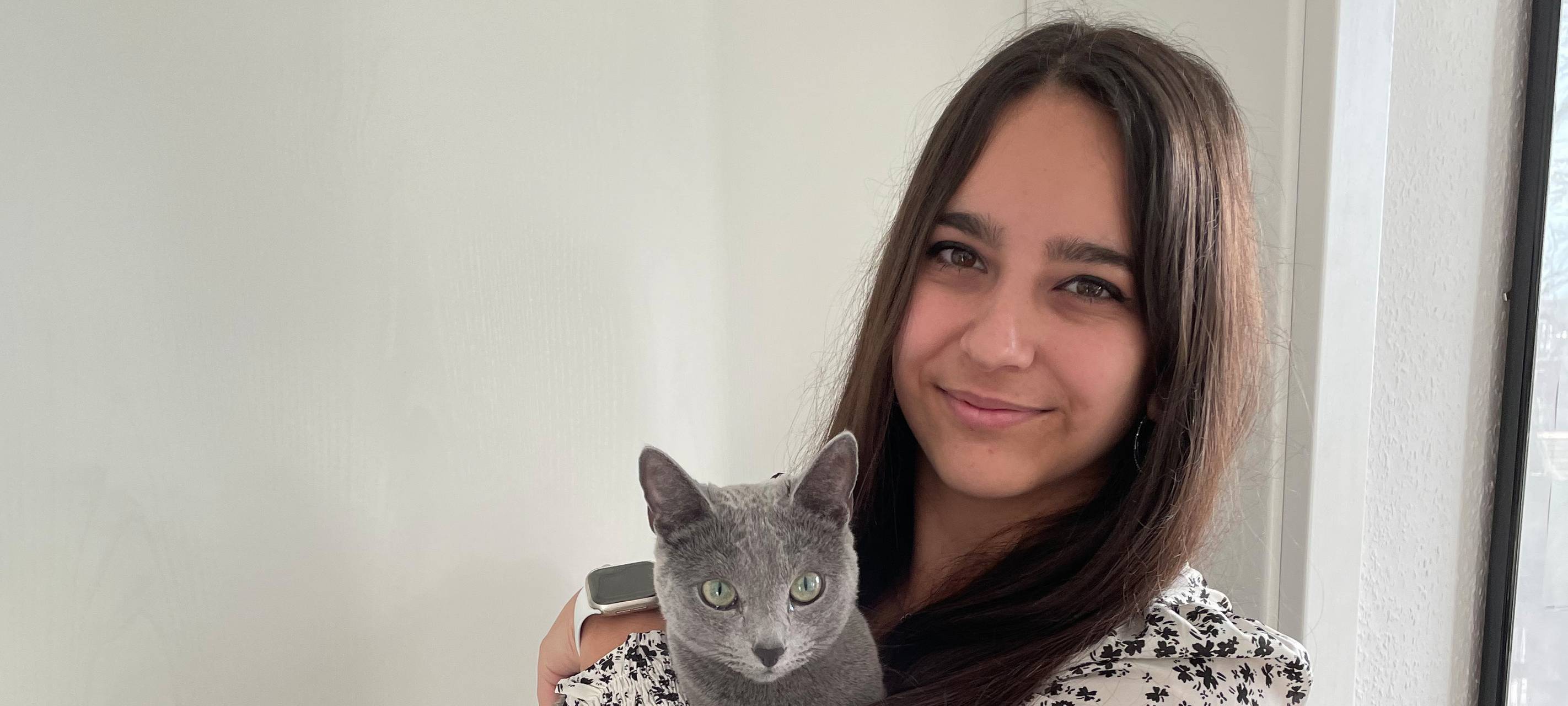 Michelle Braun und ihre graue Katze Molly