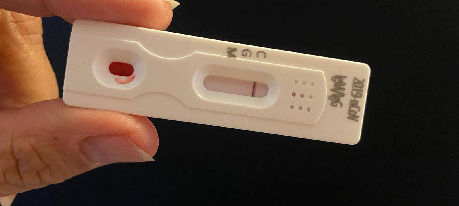 Mehrere negative Corona-Schnelltests auf einem Haufen.