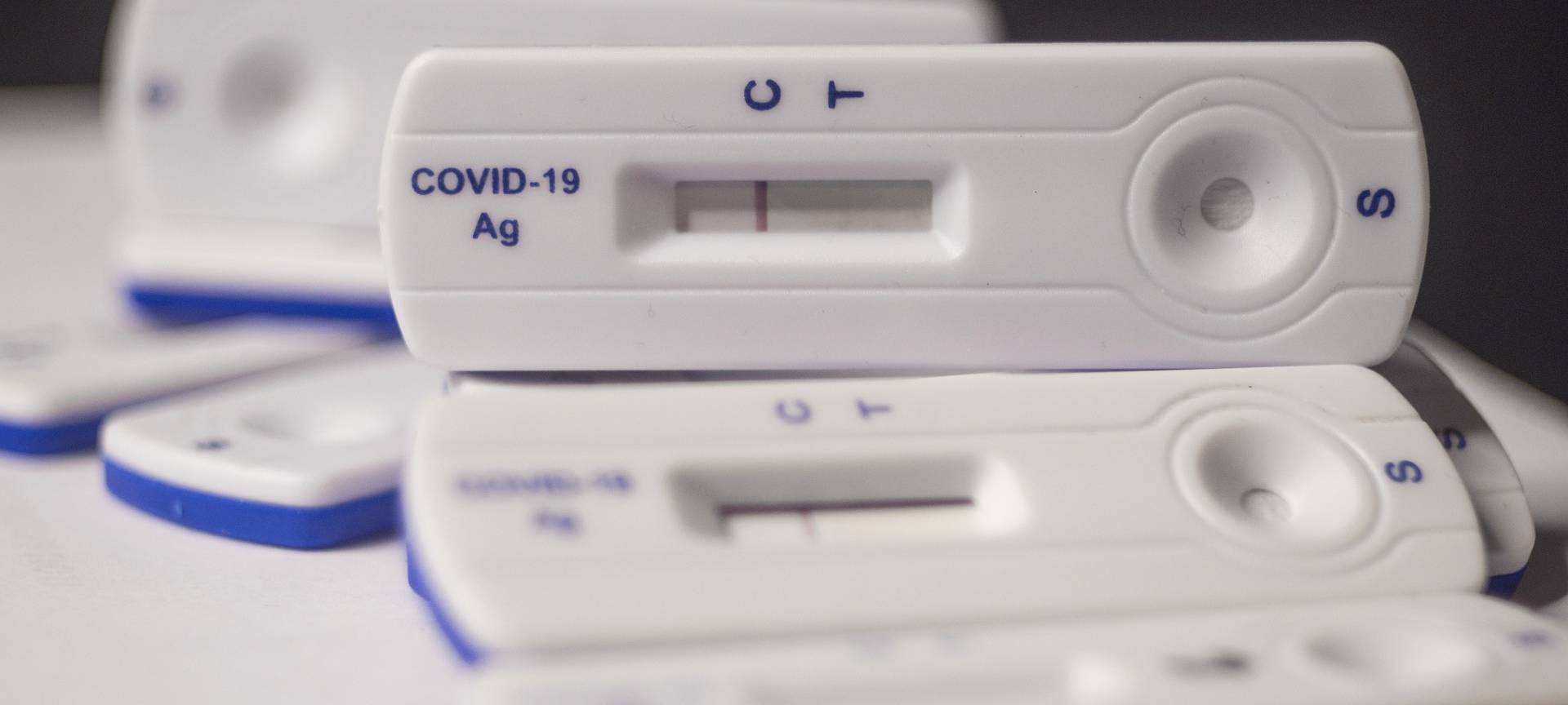 Mehrere negative Corona-Schnelltests auf einem Haufen.