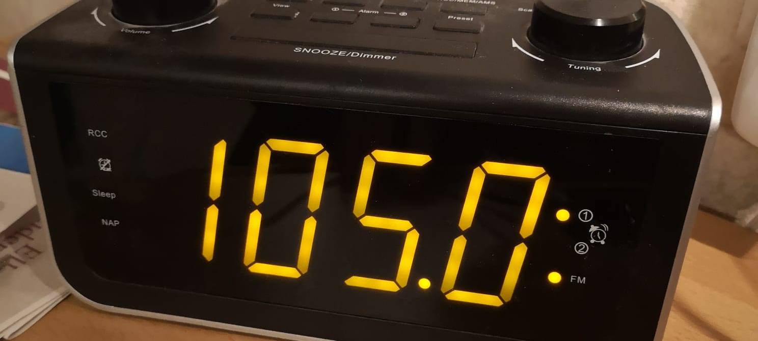 Ein schwarzer Radiowecker.