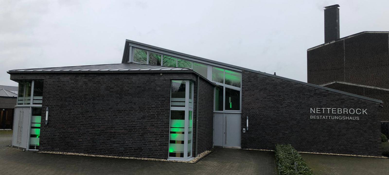 Grün beleuchtete Gebäude in Hamm