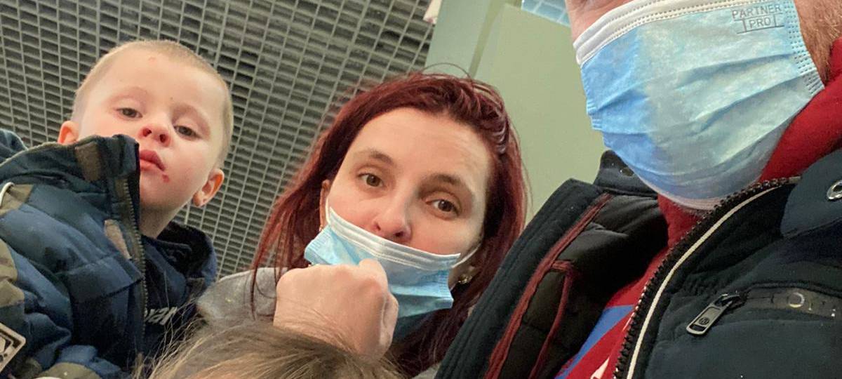 Vitaly Berestyan mit seiner Familie am Flughafen Kiew.