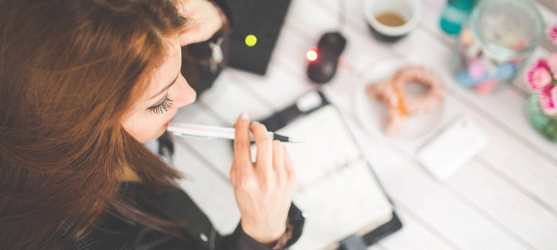 Eine Frau am Arbeitsplatz am Schreibtisch