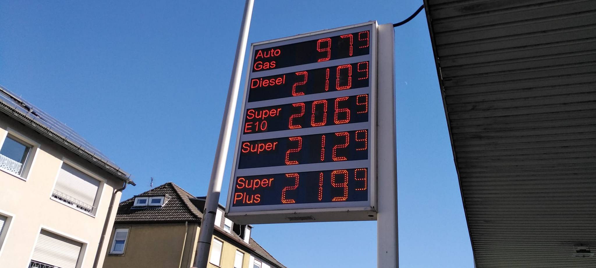 Die Preistafel an einer Tankstelle an der Werler Straße.