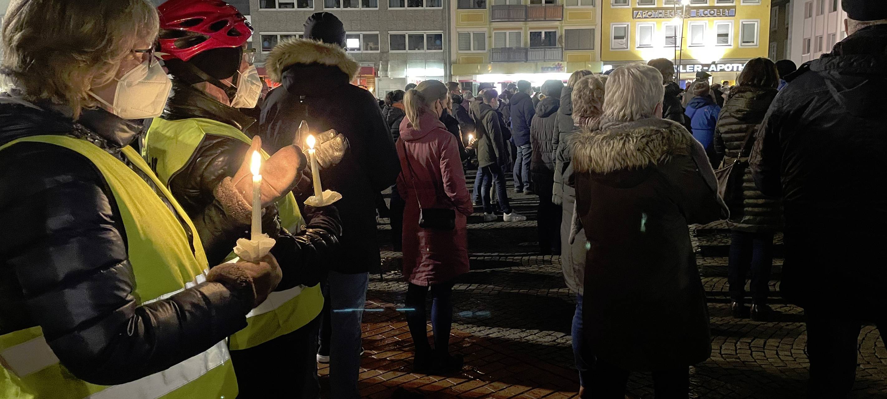 Menschen mit Kerzen auf dem Marktplatz