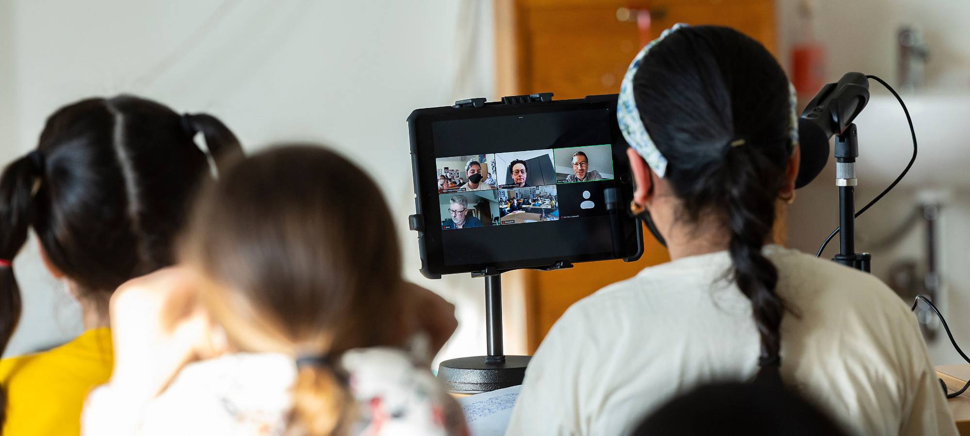 Schüler und Schülerinnen der Realschule Bockum-Hövel telefonierten mit Oberbürgermeister Marc Herter.