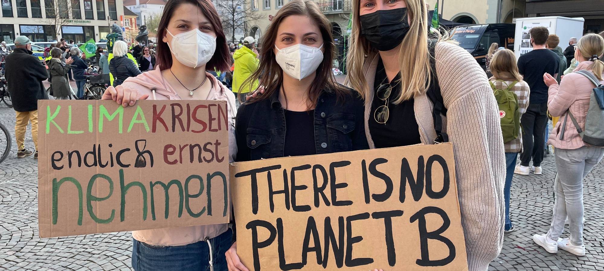 Lisa, Sarah und Caro haben für einen besseren Umgang mit dem Klimawandel demonstriert.