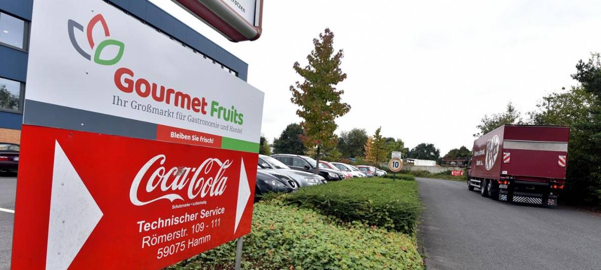 Das Firmenschild von Coca Cola am Standort an der Römerstraße.