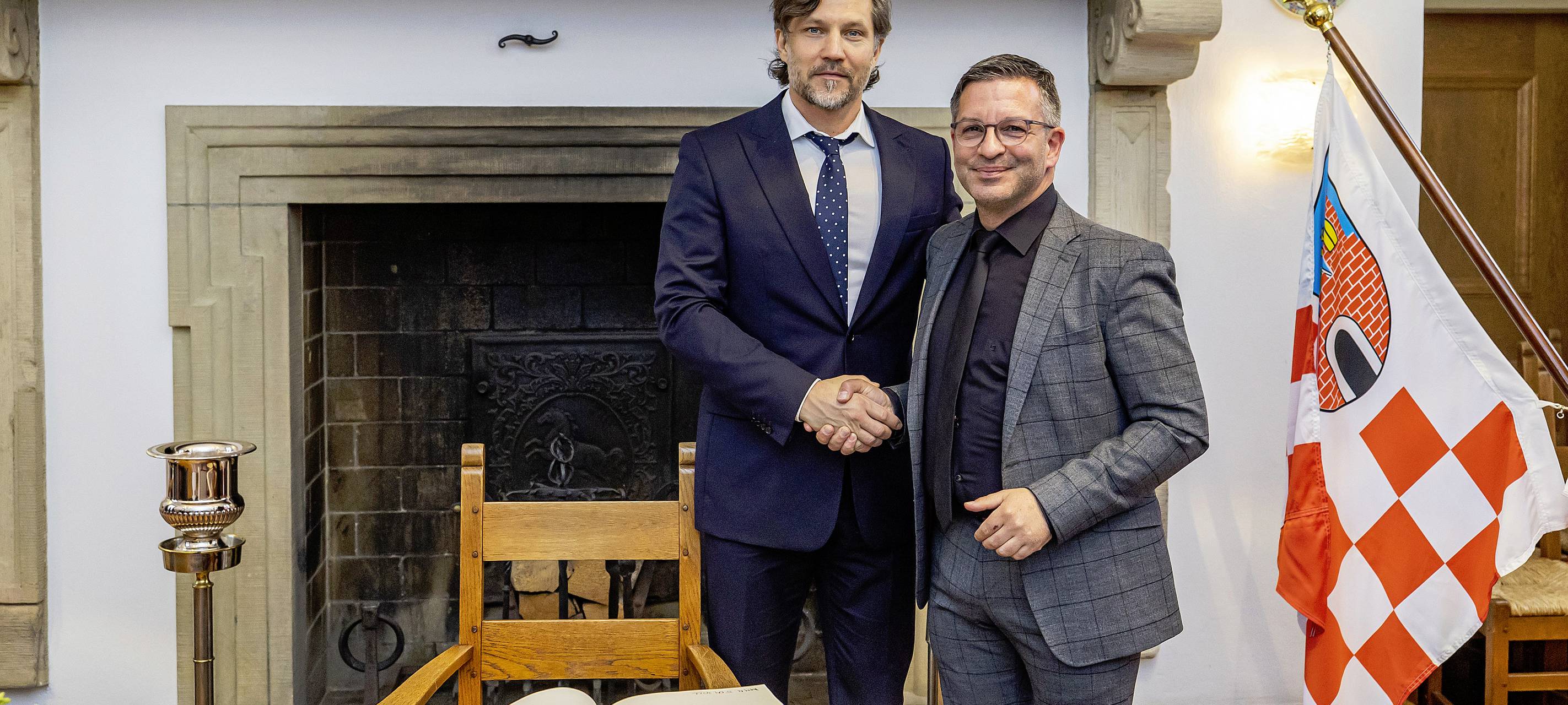 Oberbürgermeister Marc Herter und sein Amtskollege Krystian Kinastowski