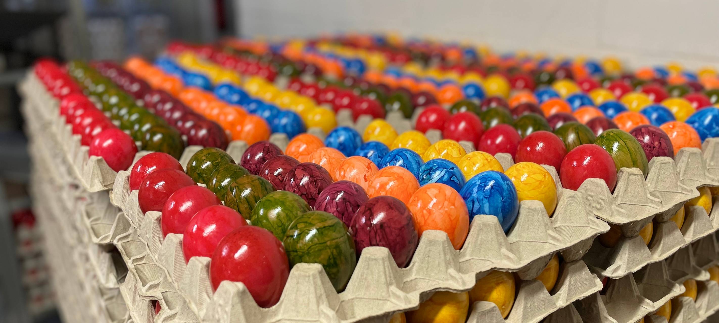 Gestapelte Ostereier sind bereit für den Verkauf zu Ostern.