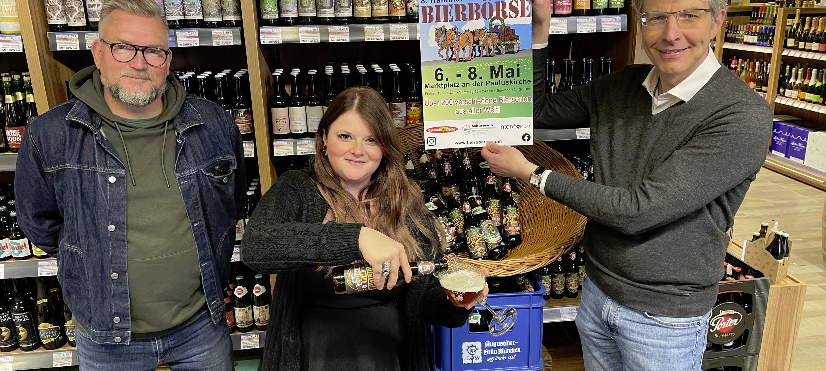 Veranstalter mit Plakat zur Bierbörse