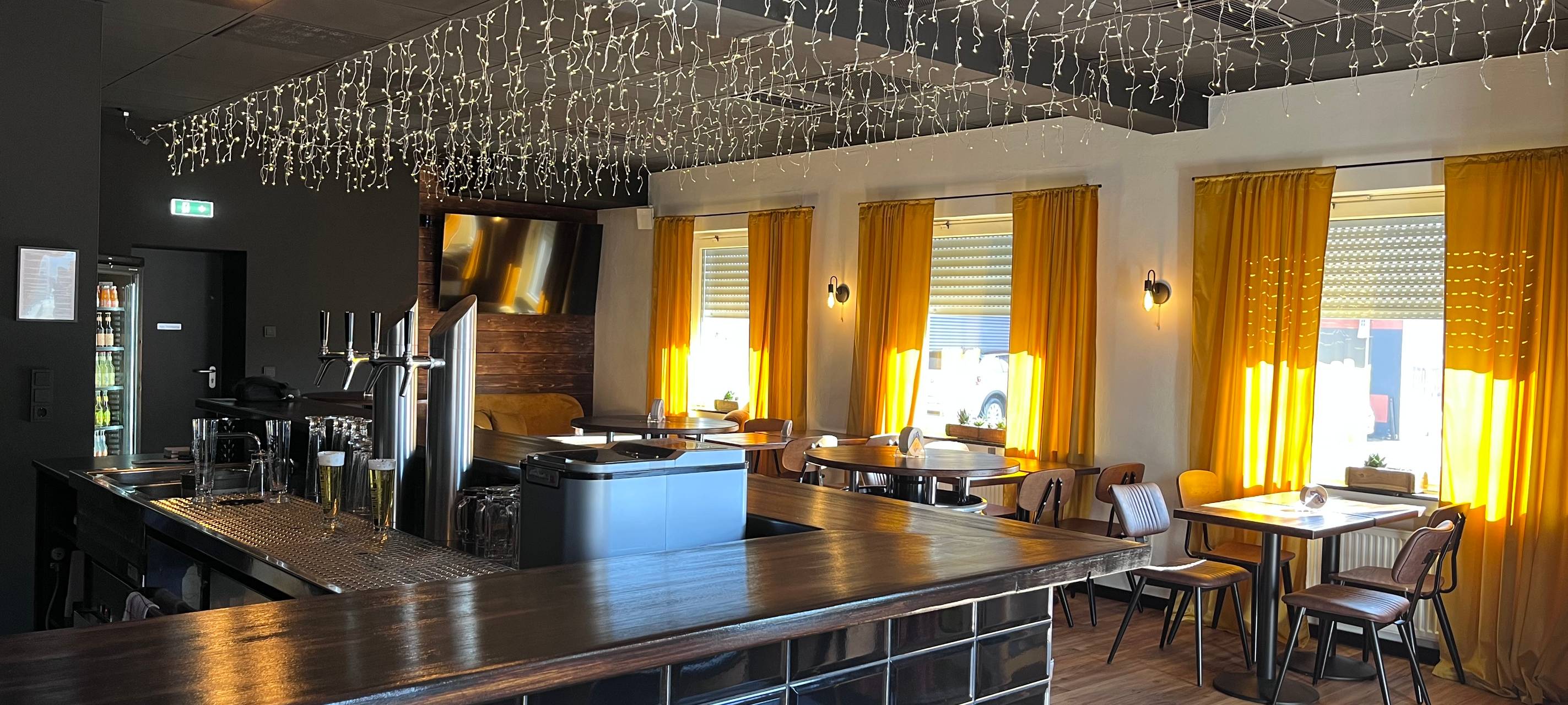 Innenansicht mit Theke und Tischen