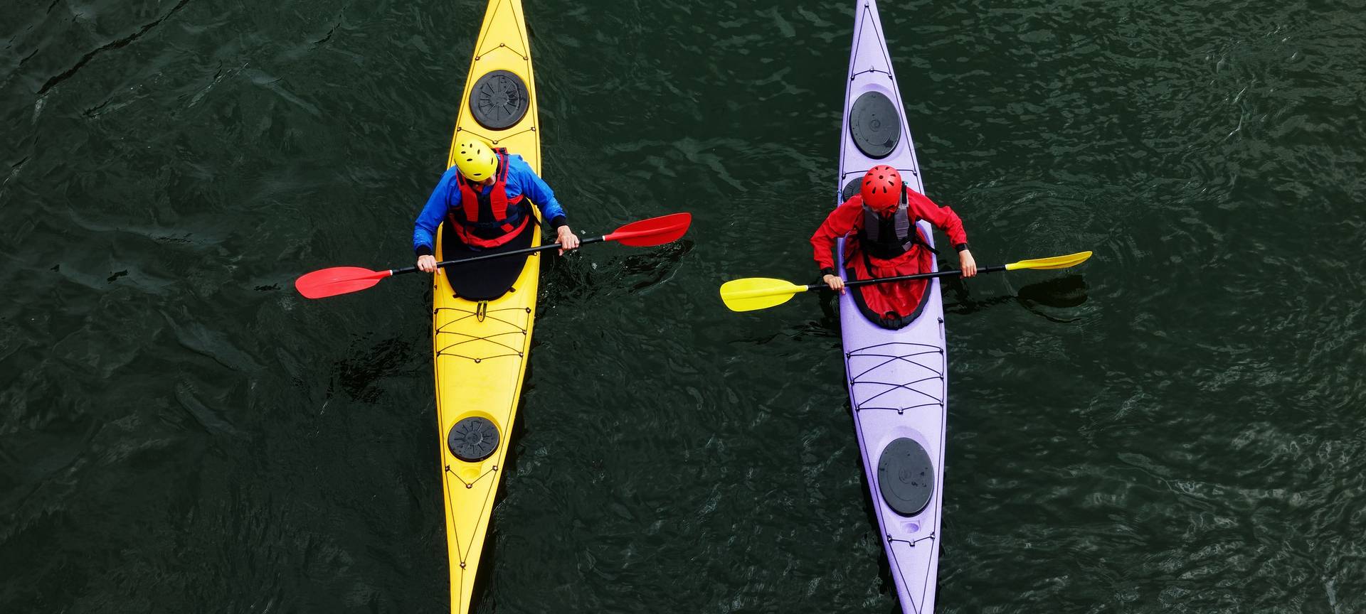 Zwei Kanuten auf dem Wasser