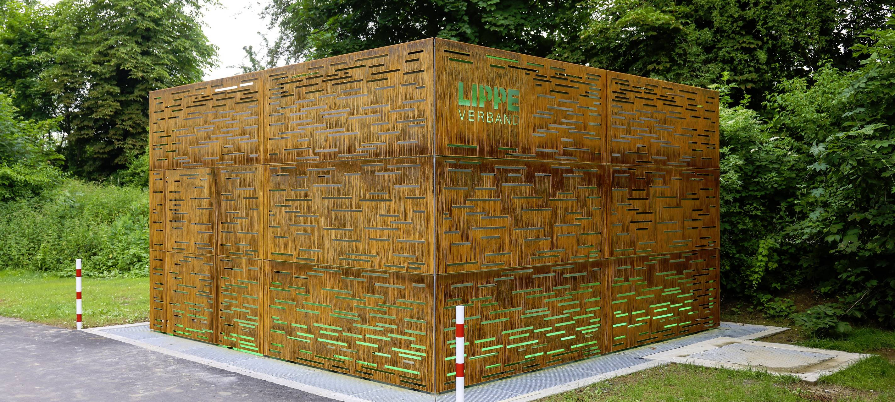 Foto des Betriebsgebäude mit grüner Beleuchtung