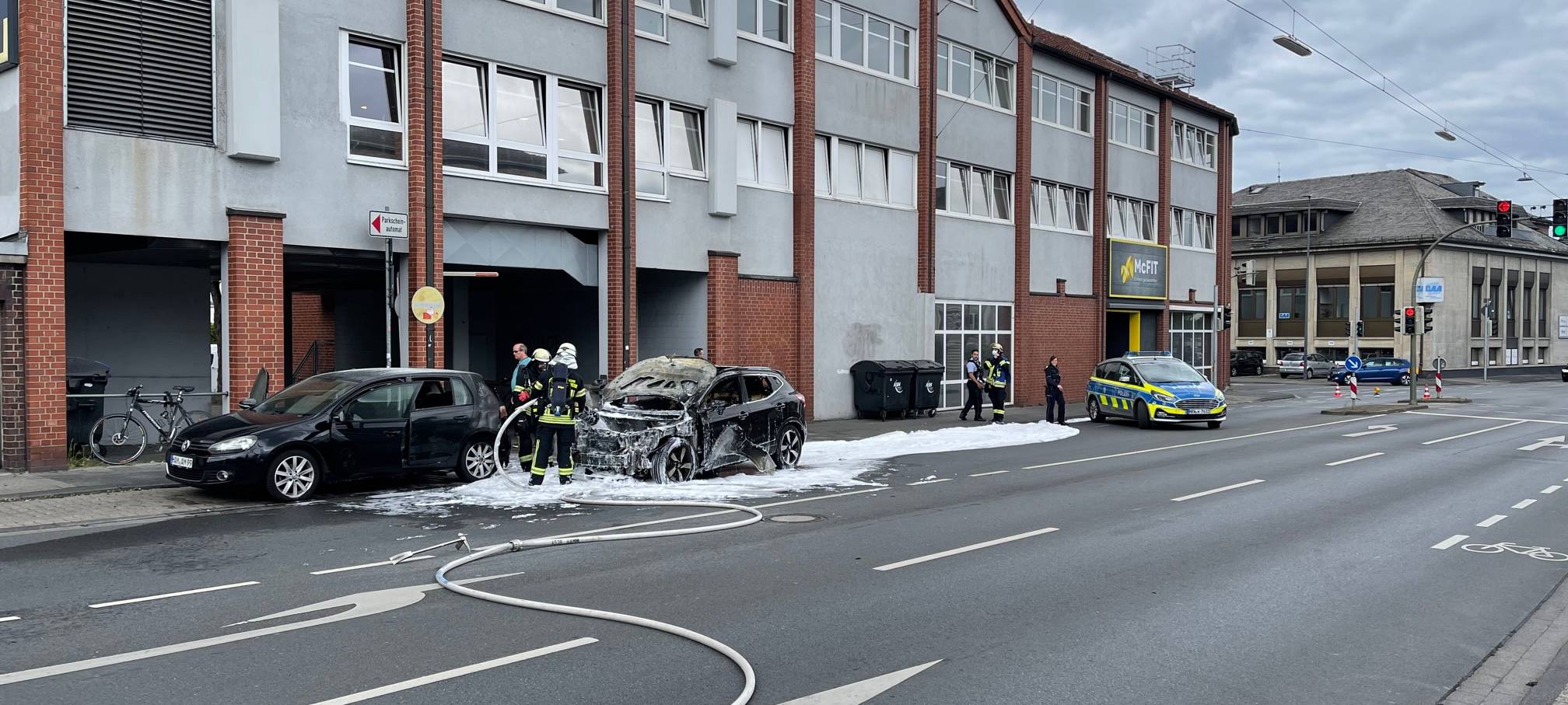 Brennendes Auto blockiert Hauptstraße in Hamm