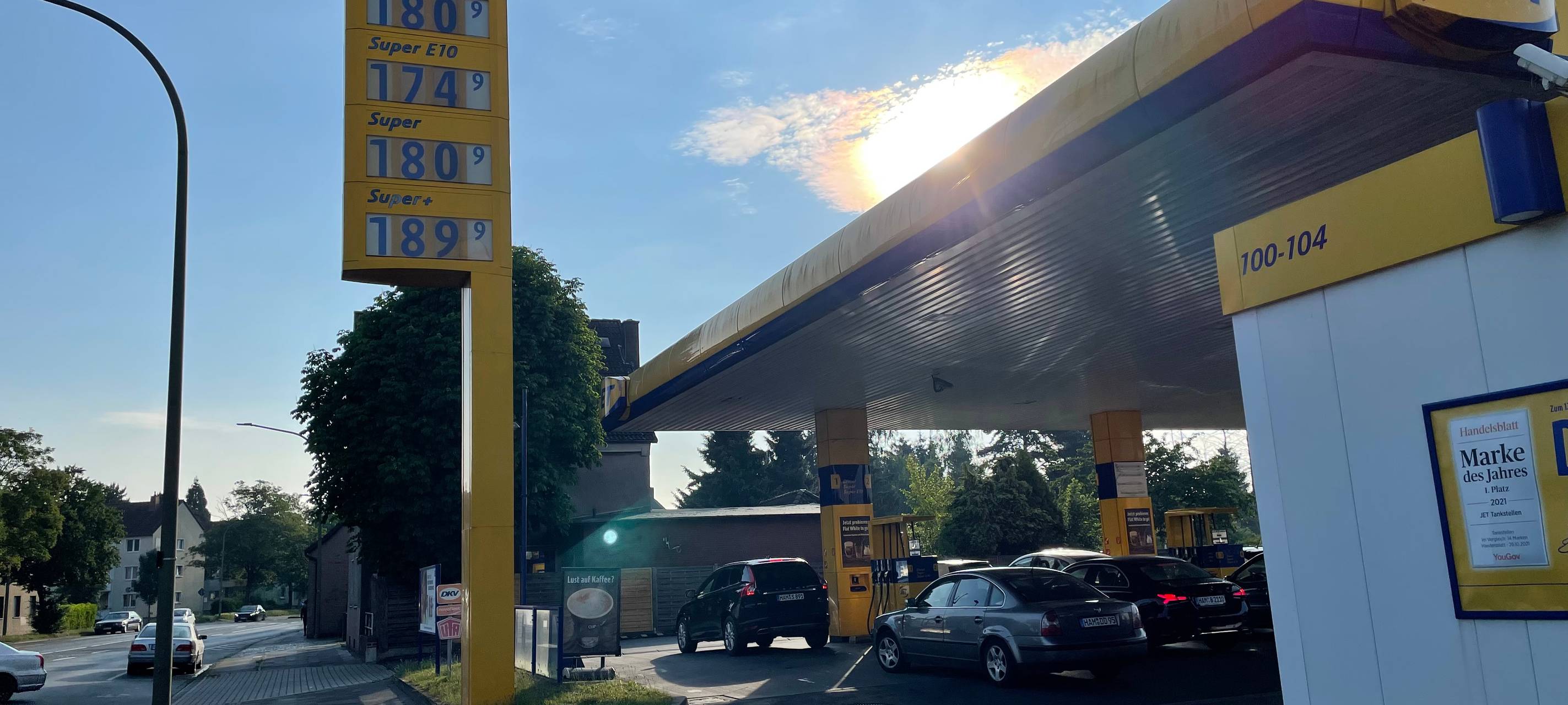 Die digitale Anzeige der JET Tankstelle zeigt für Super und Diesel den Preis 1,80 Euro.