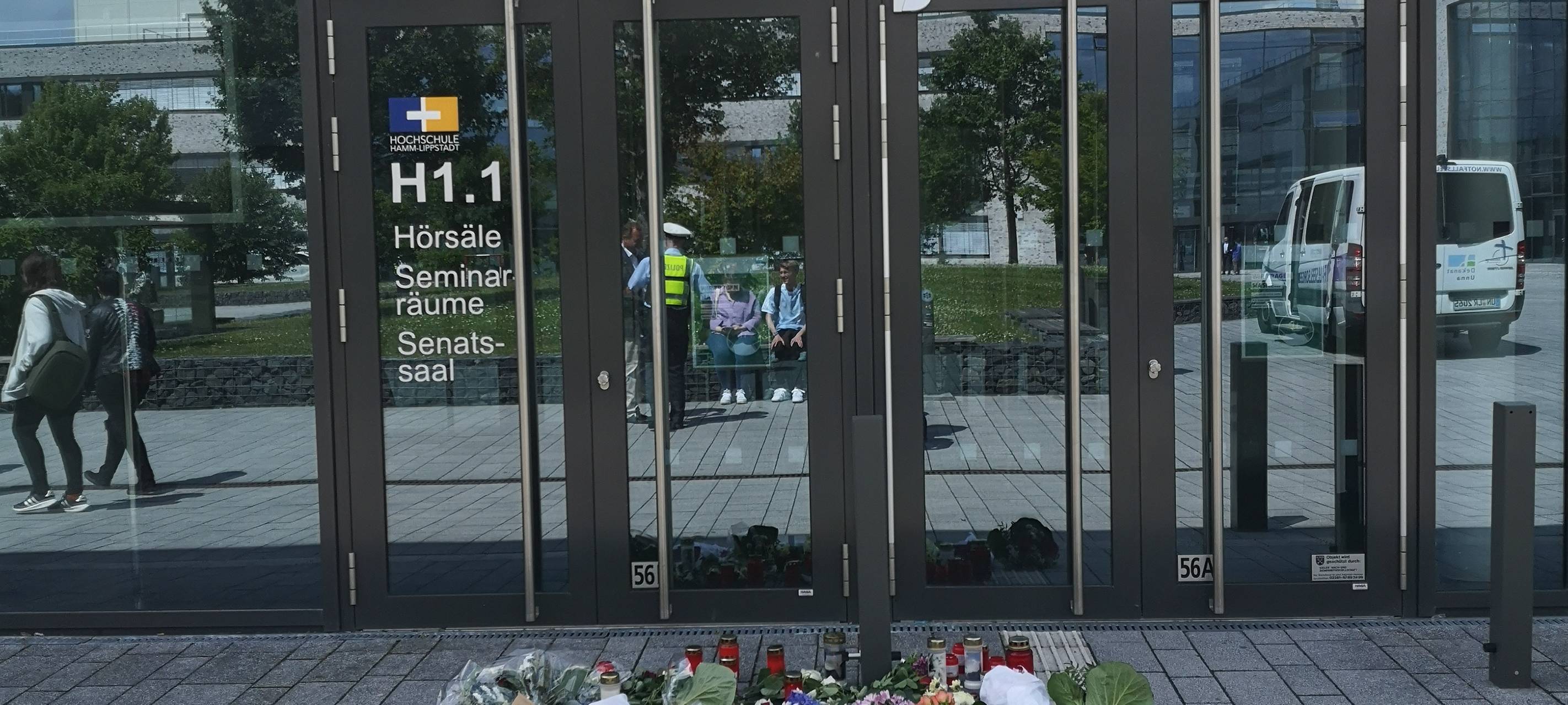 Vor der Hochschule haben Trauernde einige Blumen niedergelegt.