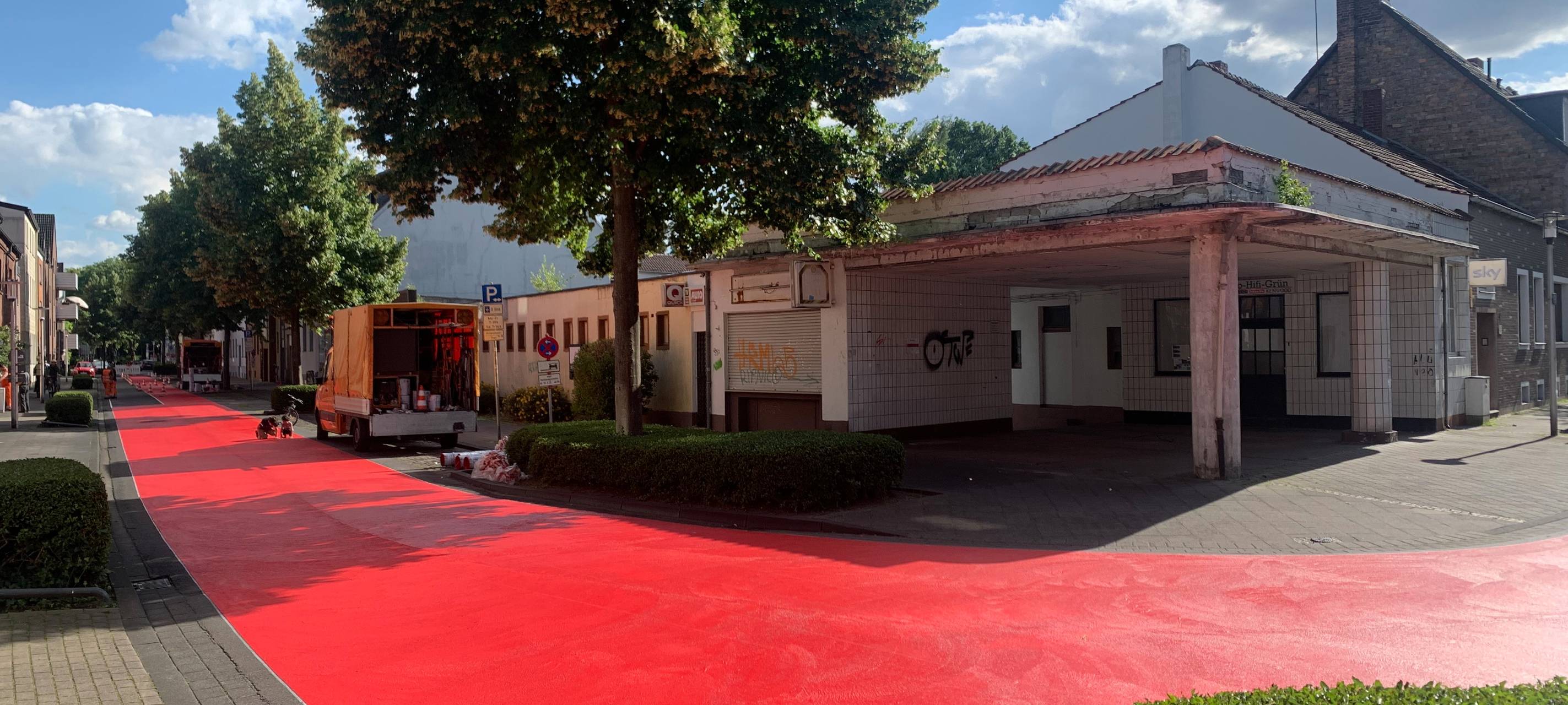 Die Fahrbahn der Grünstraße ist komplett rot bemalt.