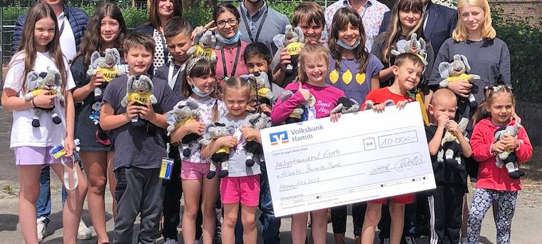 Gruppe mit großformatigem Scheck