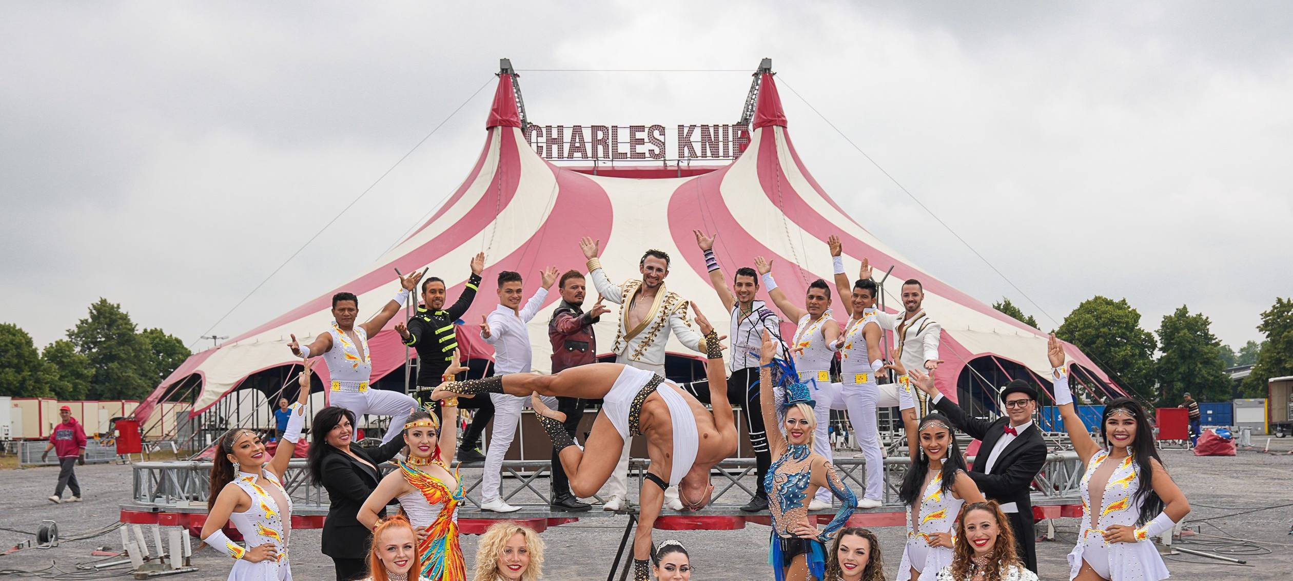 Die Artisten vom Zirkus Charles Knie stehen vor dem Zirkuszelt an den Zentralhallen in Hamm.