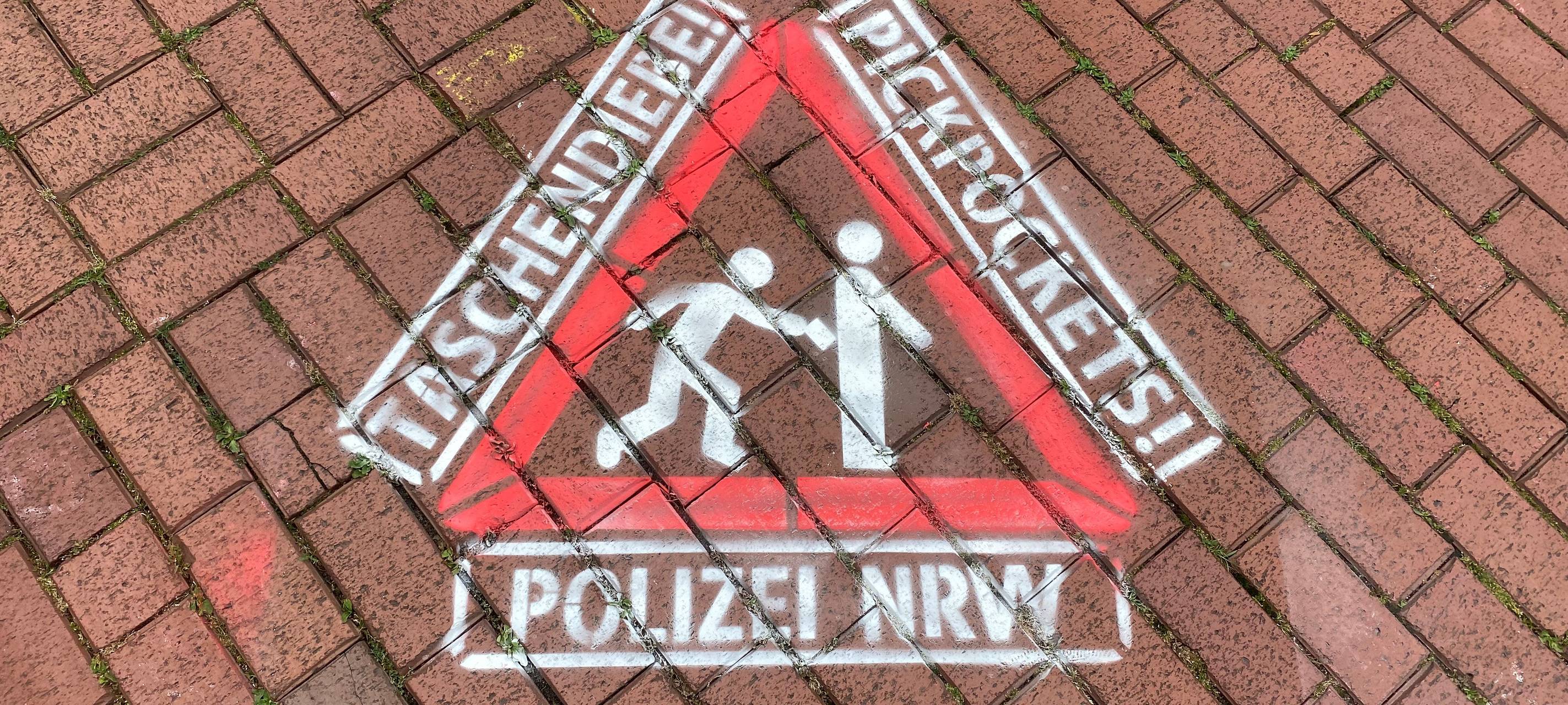 Polizei warnt mit Piktogrammen vor Taschendieben in Hamm