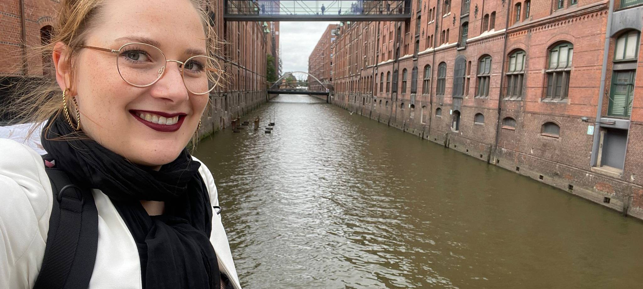 Hamburg-Reporterin Svenja Jesse in der Speicherstadt Hamburg.