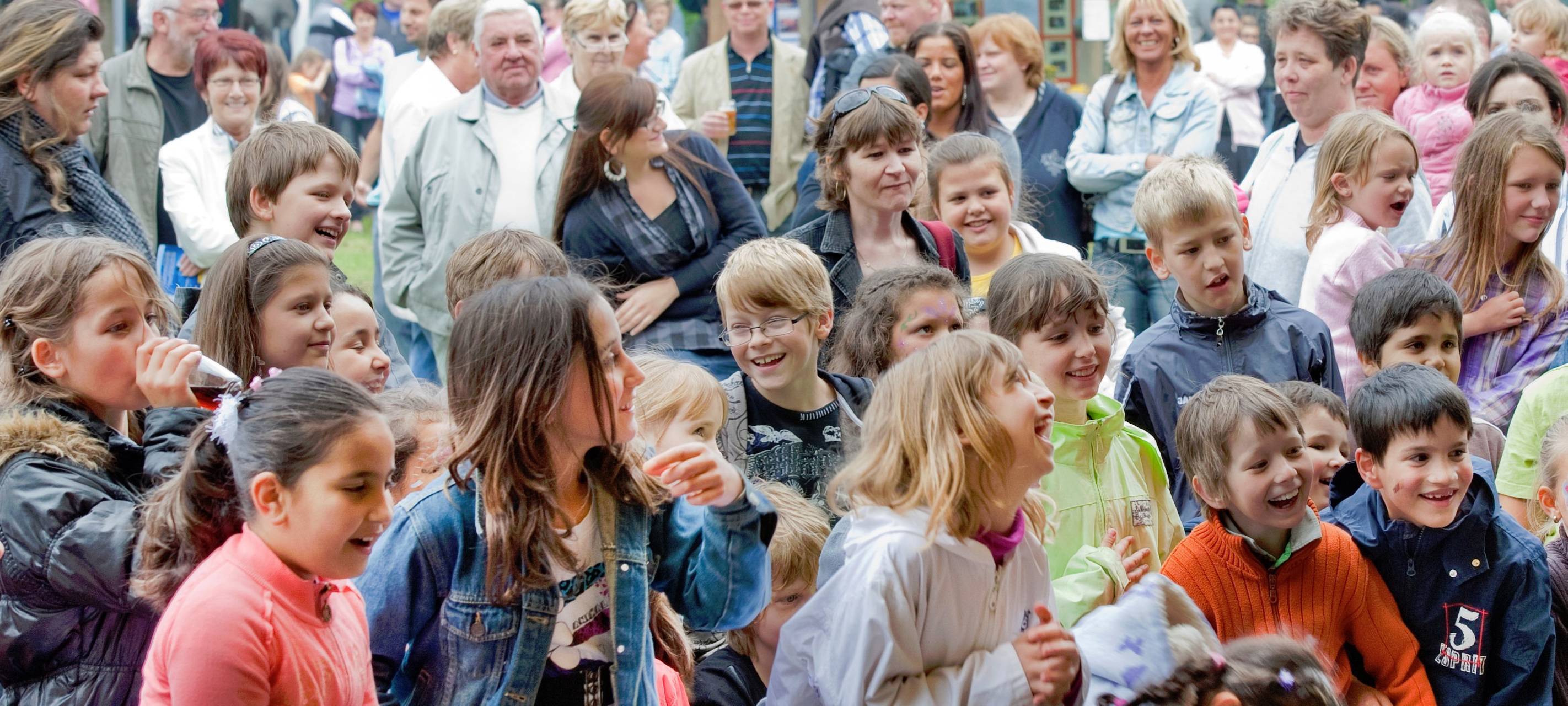 eine Gruppe zuschauender Kinder