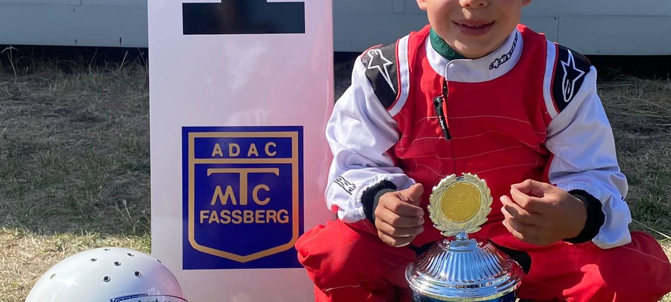Der 8-jährige Devin mit seinem Pokal.