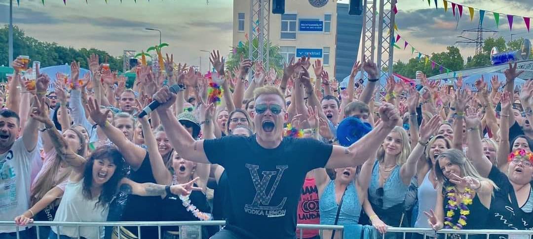 Sänger Julian Benz vor der Menge am Anker und Herz