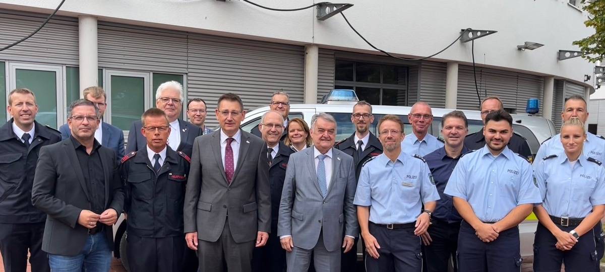 Einsatzkräfte von Feuerwehr und Polizei