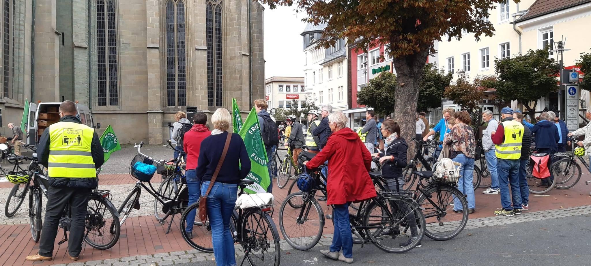 Gruppe von Demonstranten mit Fahrrädern