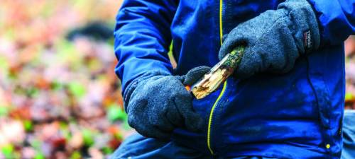 Kinderhände beim schnitzen