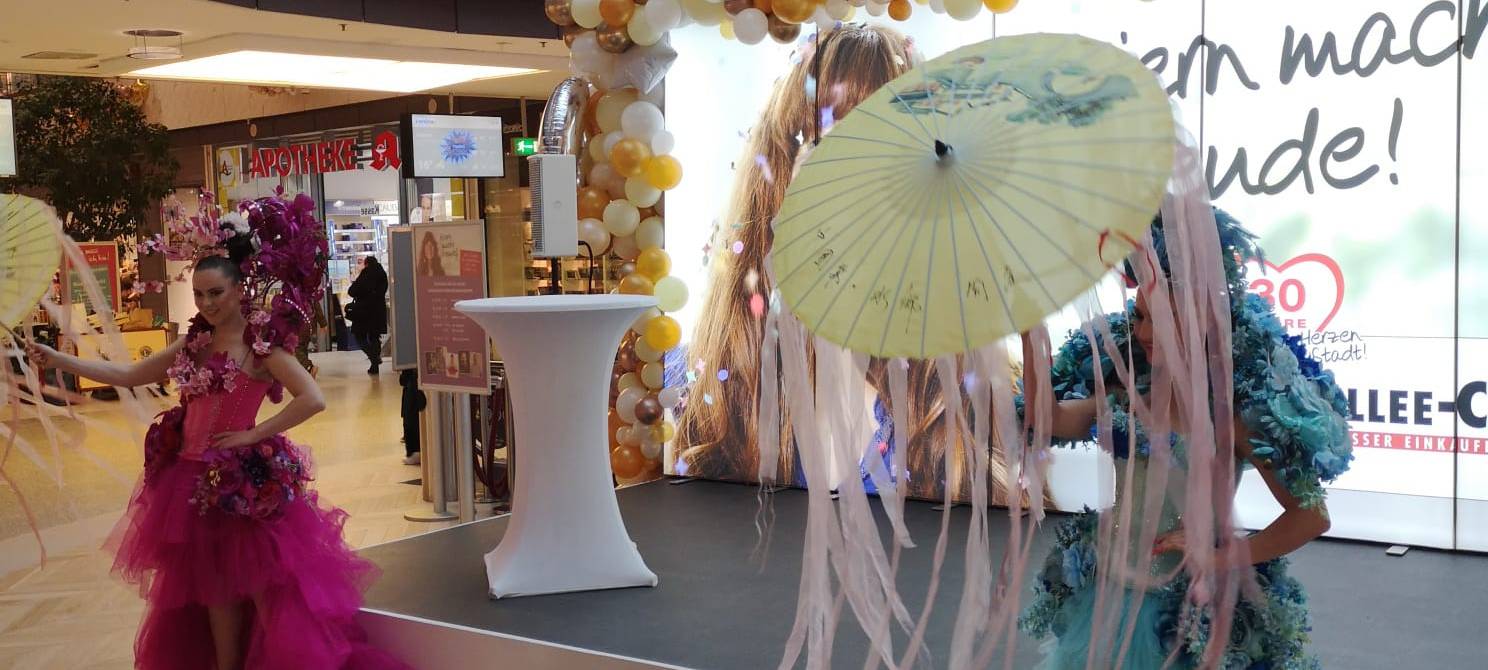 Bühne mit Künstlern und Geburtstagsmuffins