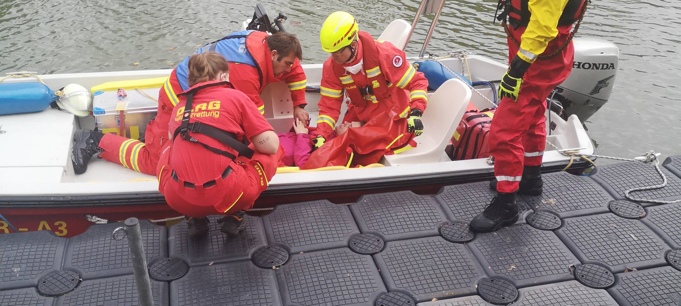 DLRG probt im Datteln-Hamm-Kanal für den Ernstfall