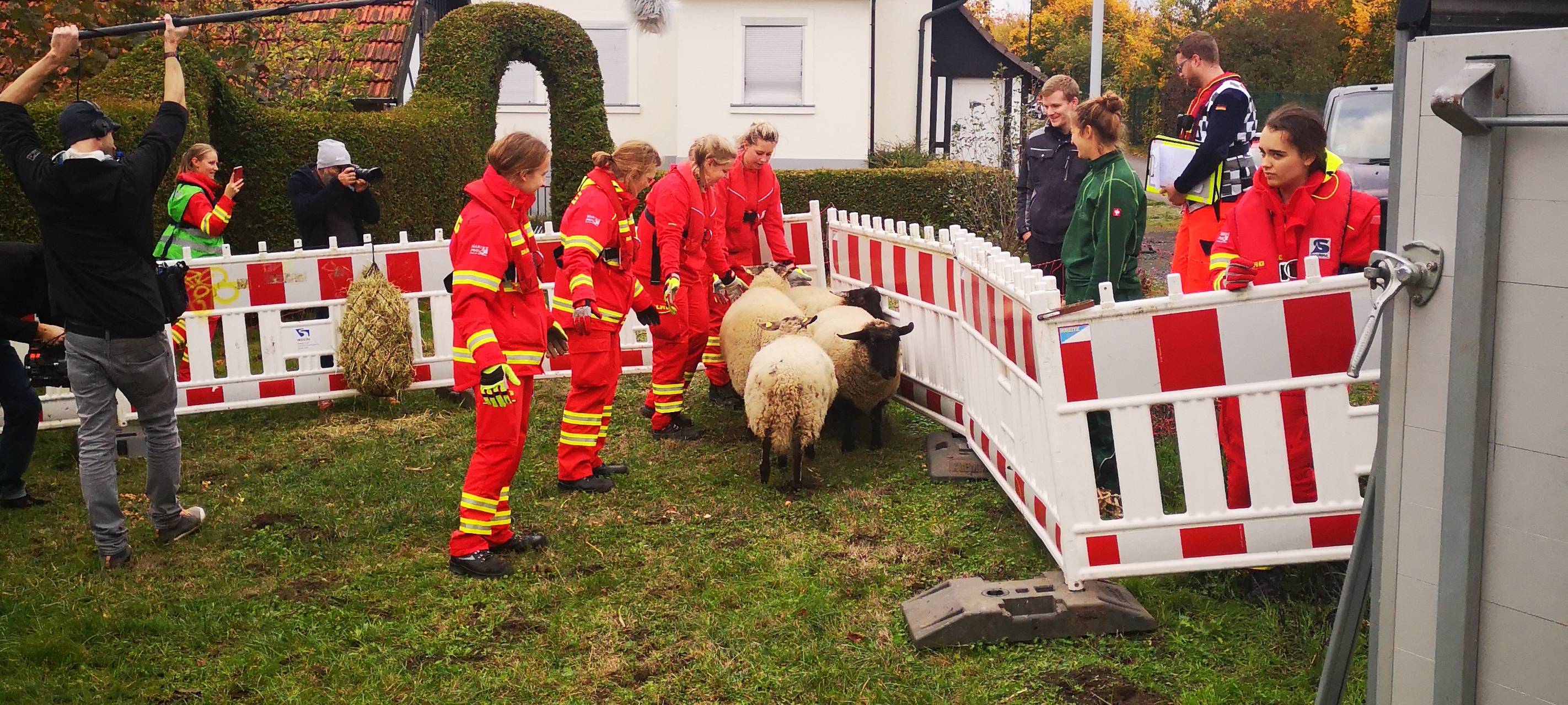 DLRG probt im Datteln-Hamm-Kanal für den Ernstfall