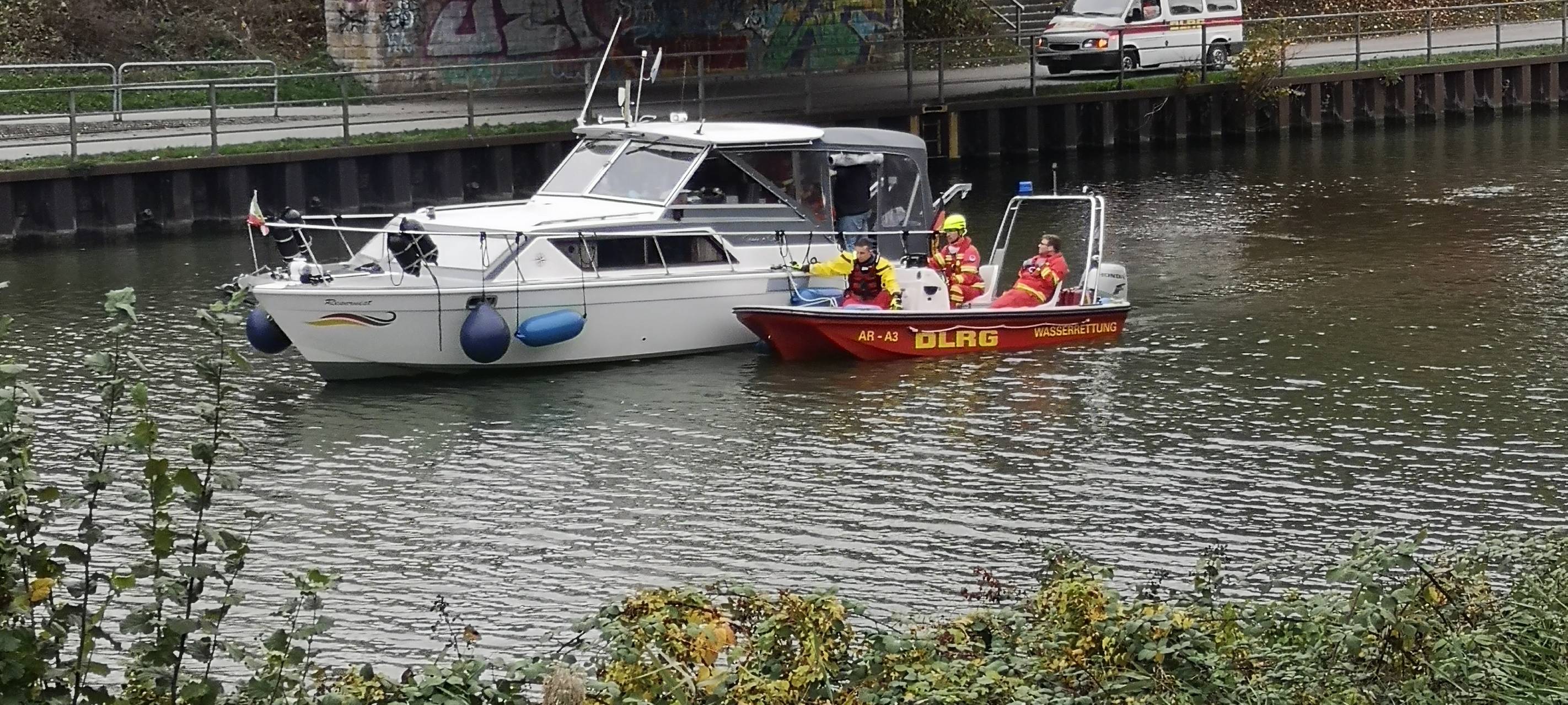 DLRG probt im Datteln-Hamm-Kanal für den Ernstfall